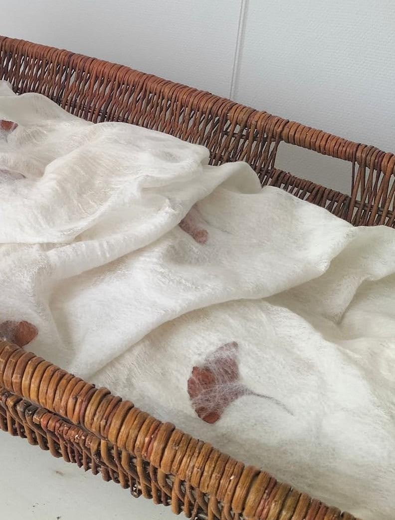 Wade van wit wol met bladeren erin