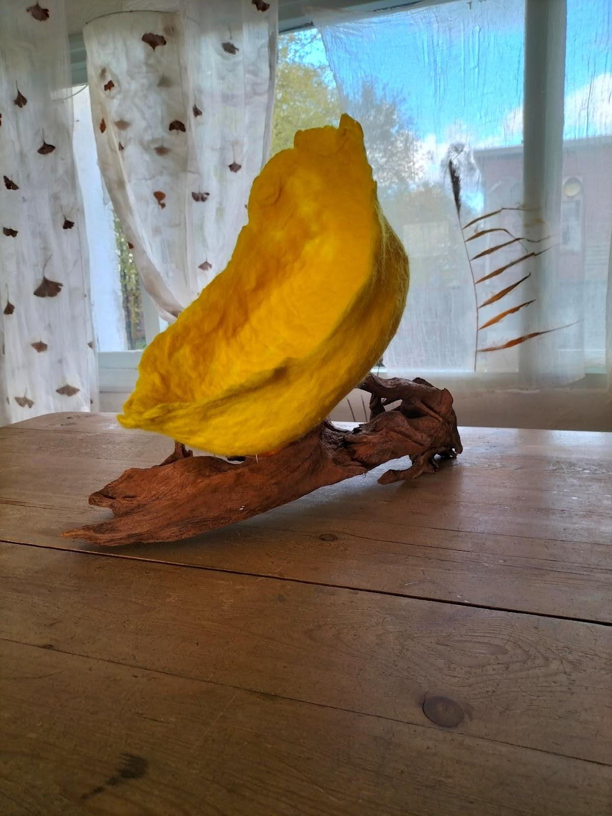 Geel kunstwerk op tafel